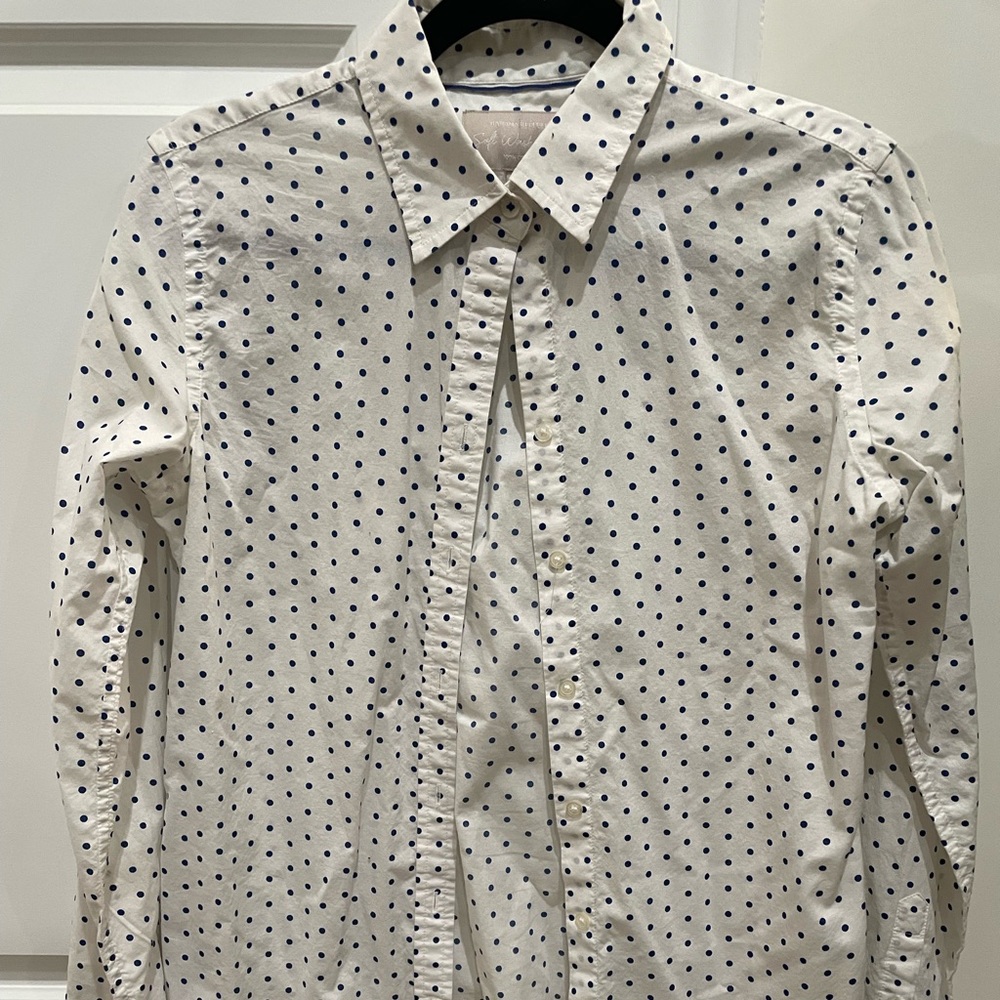 White button up shirt with blue polka dots 💙